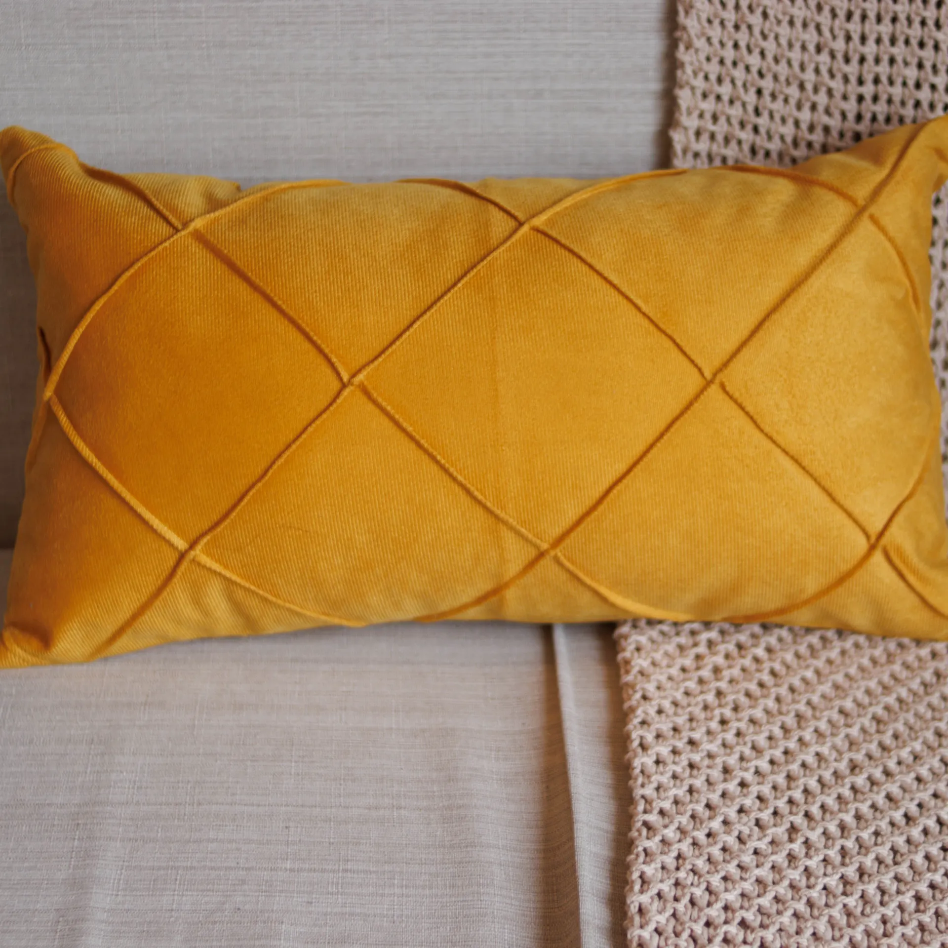 Capa Almofada Suede Drapeada Mostarda 45X45