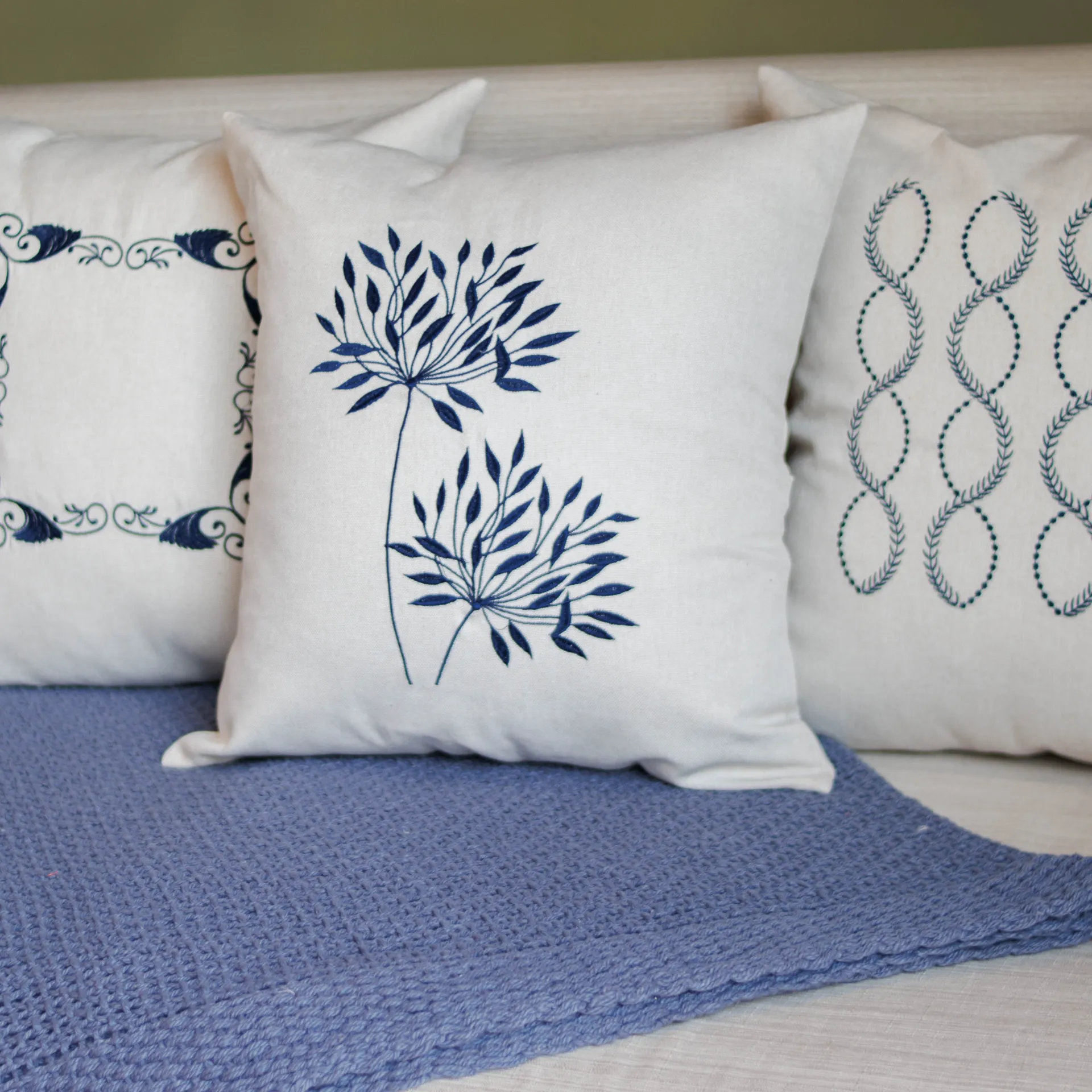 Capa Almofada Bordada Flor Azul