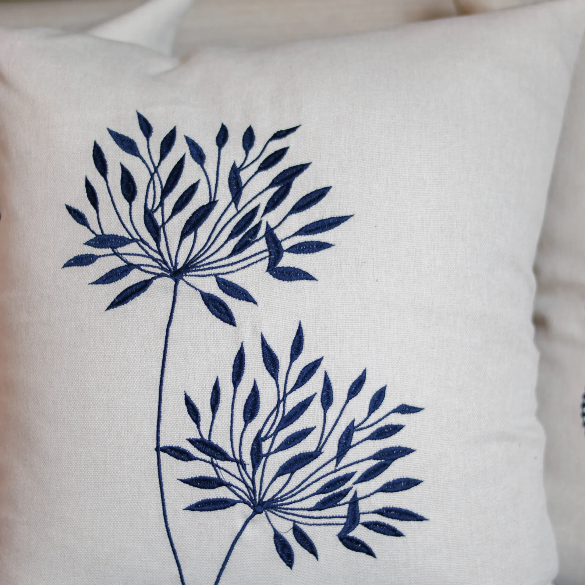 Capa Almofada Bordada Flor Azul