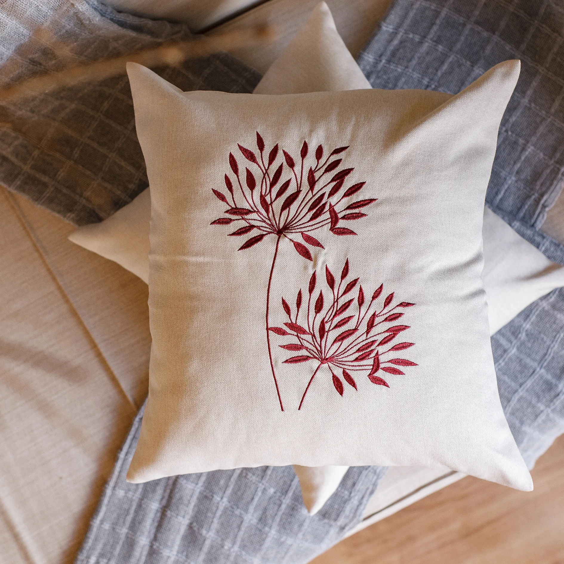 Capa Almofada Bordada Flor Marsala