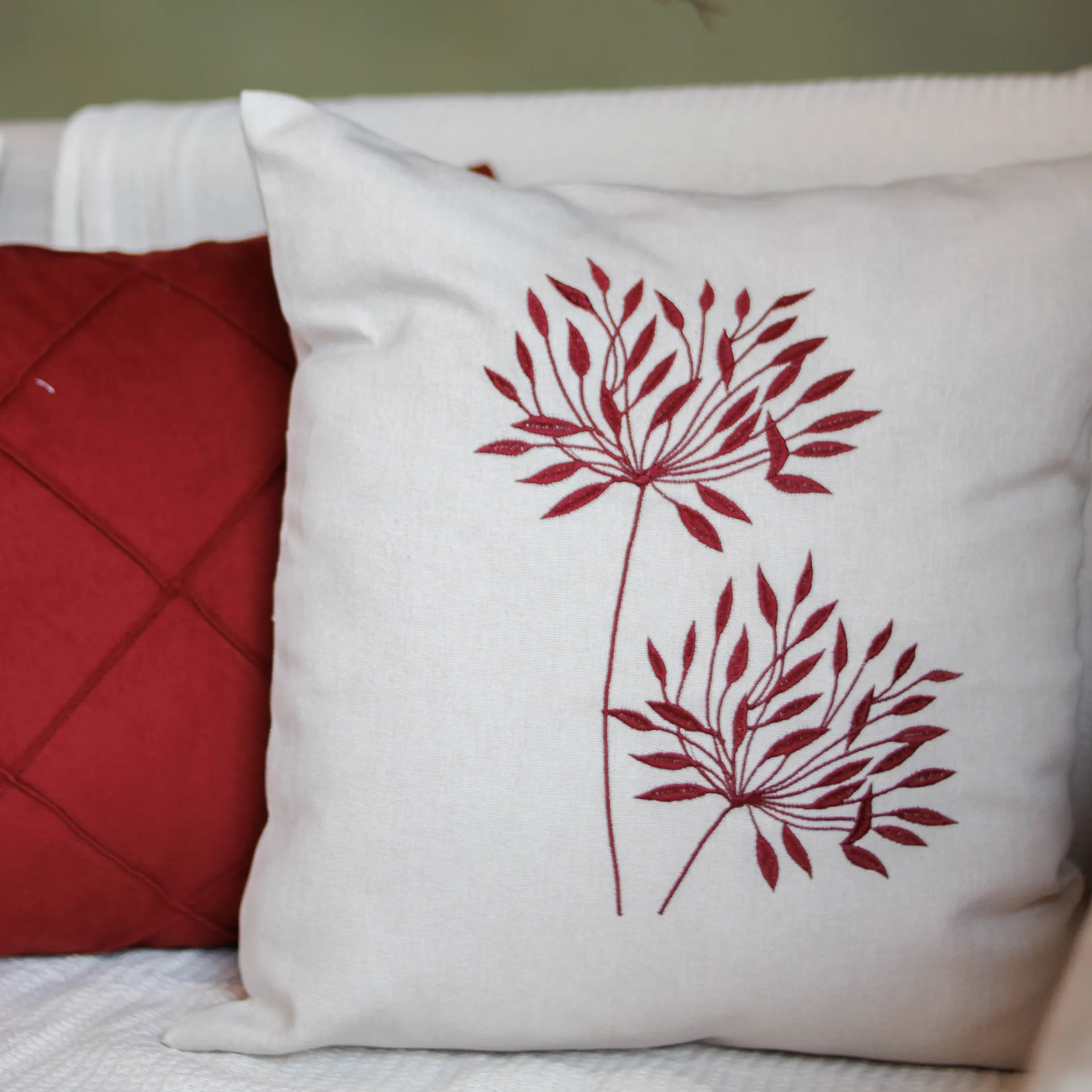 Capa Almofada Bordada Flor Marsala