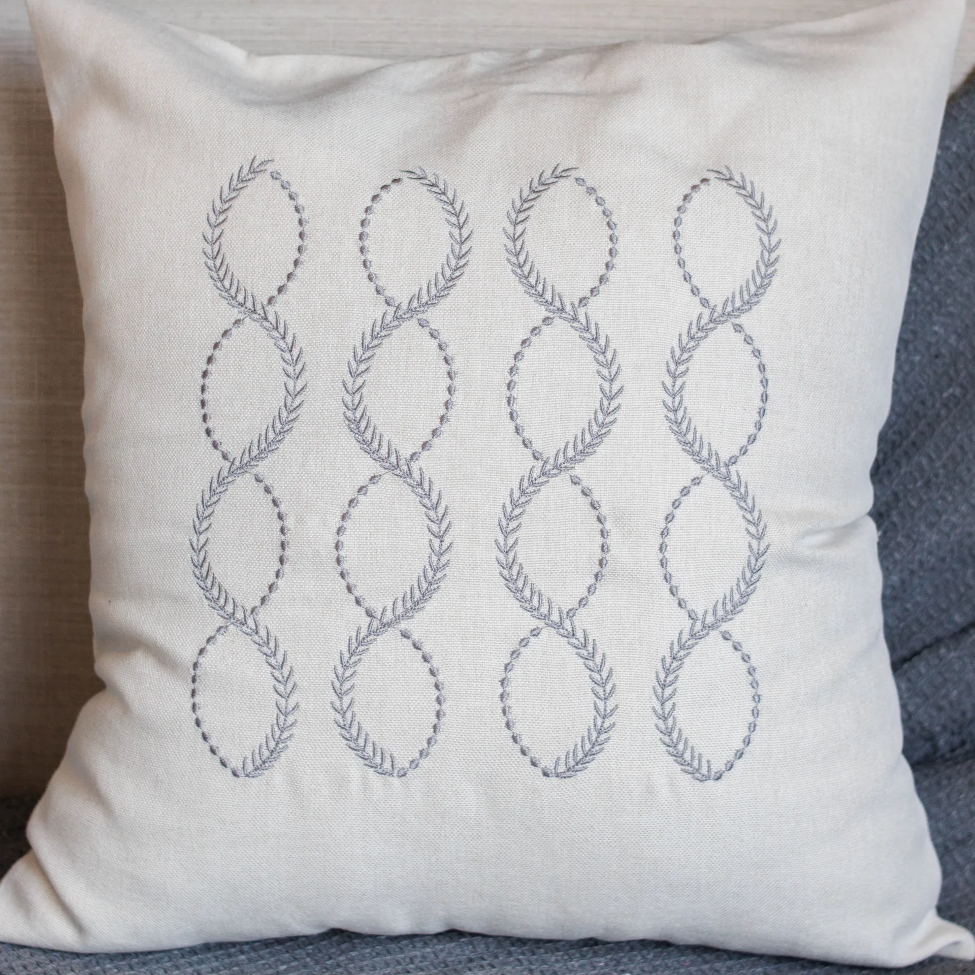 Capa Almofada Bordada Arabesco Cinza